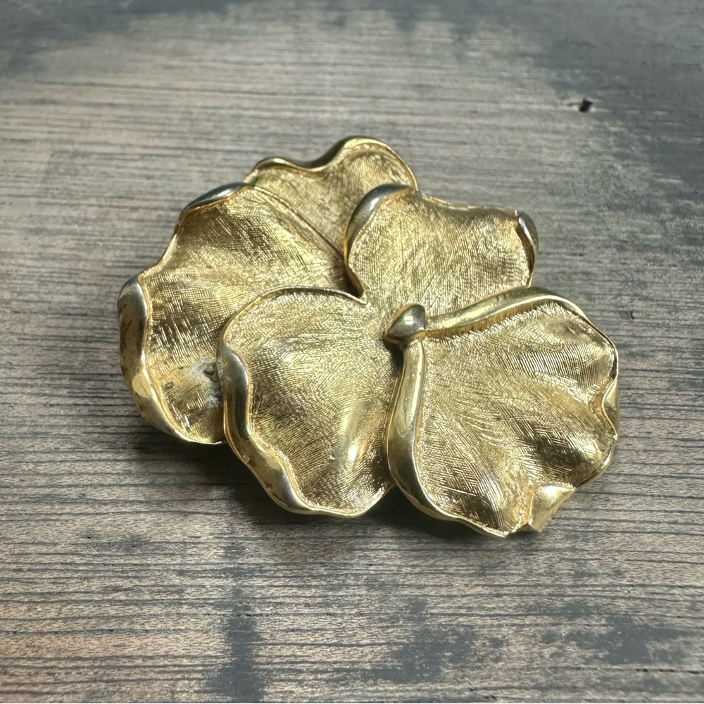Vintage Trifari gold tone stacked flower brooch signed 1.5x1.75”